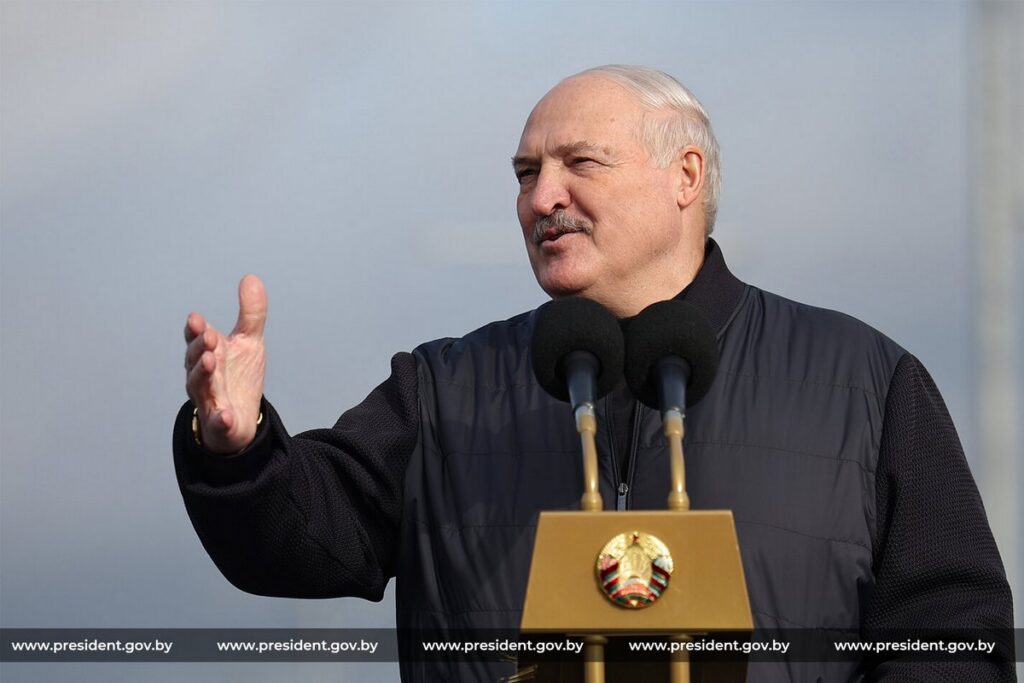 Лукашенко объяснил, почему не стоит переплачивать за «Гуччи» и «Версаче»