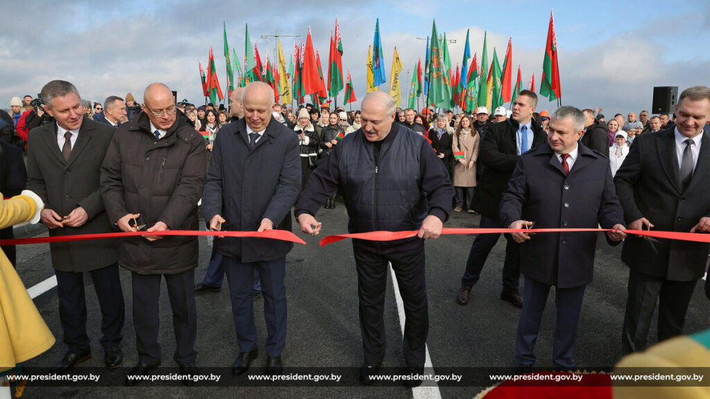 «Он строит, когда другие разрушают»: Азарёнок сравнил Лукашенко с мостом между прошлым и будущим