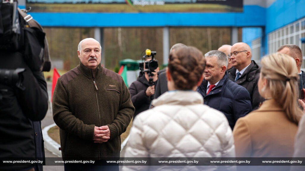 Азарёнок: Лукашенко ведет Беларусь к новым экономическим рубежам