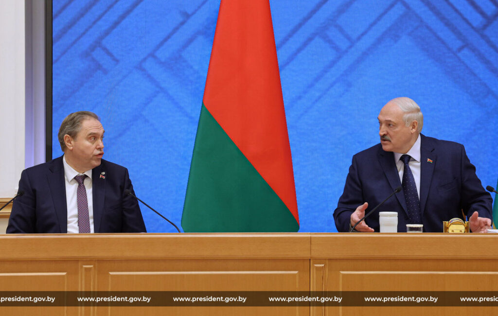 Костюмы с отливом есть, а открытий нет. Батька поставил ультиматум учёным-заседателям