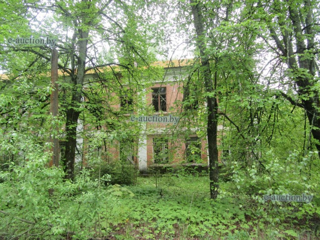 В Логойском районе на торги выставили здание бывшей казармы площадью более 1600 кв. м