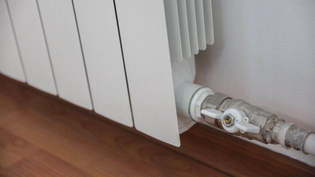 Жители Острошицкого Городка несколько дней мерзнут без отопления