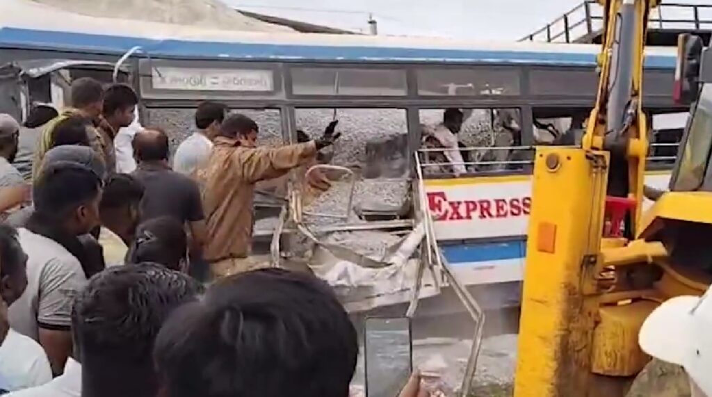 20 погибших в Индии: автобус столкнулся с грузовиком на полном ходу