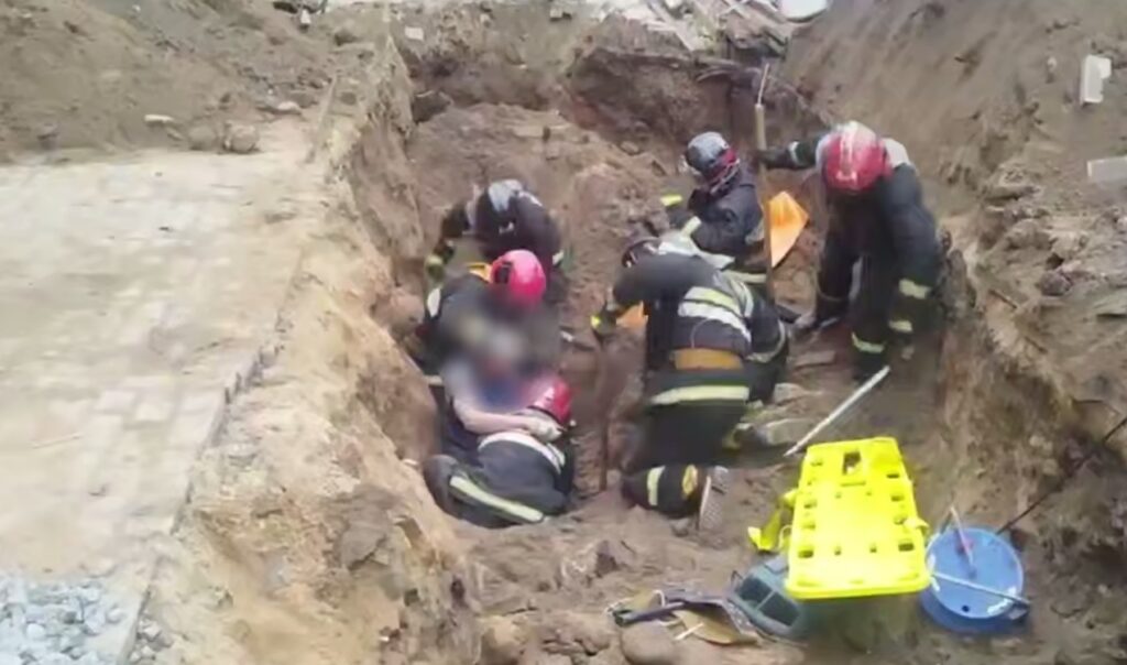 В Минске работник пострадал из-за обрушения грунта — его спасли сотрудники МЧС