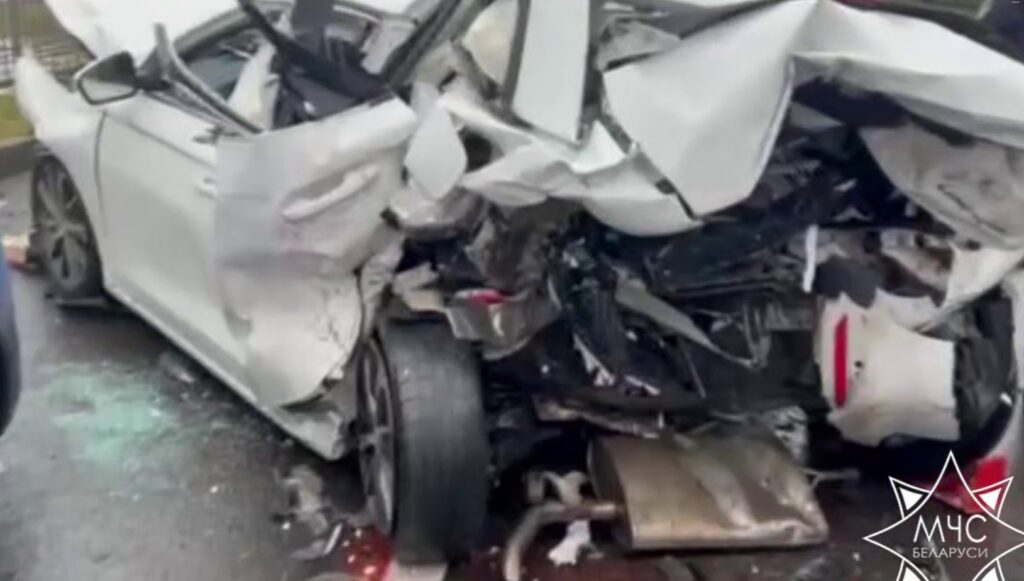 В Минске столкнулись несколько легковушек — одного из водителей деблокировали спасатели