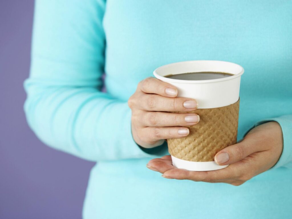 Почему после утреннего кофе хочется спать — пояснила диетолог