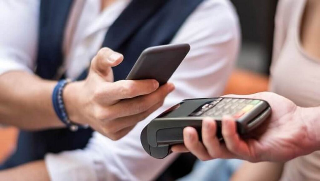 Какие сервисы доступны в Беларуси для оплаты смартфоном