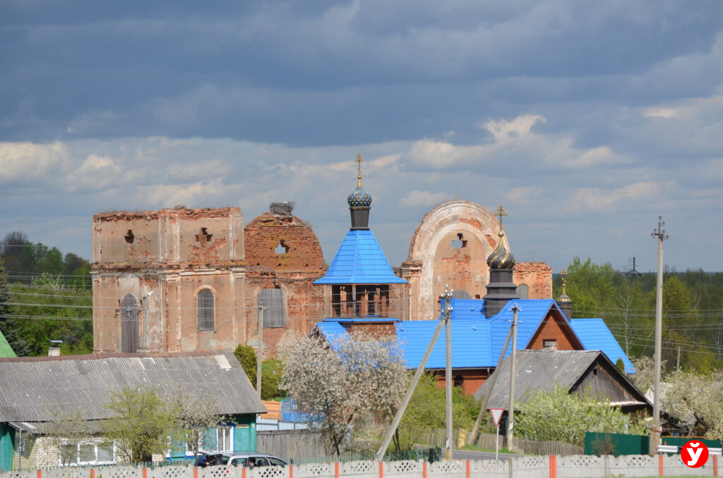 Аисты над руинами: какие тайны хранят пробитые танком стены Успенского храма в Холопеничах