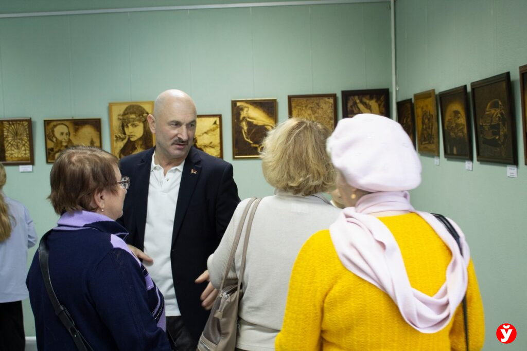 Рисование огнем спасло от скользкой дорожки жодинского художника, чьи картины покупают звезды