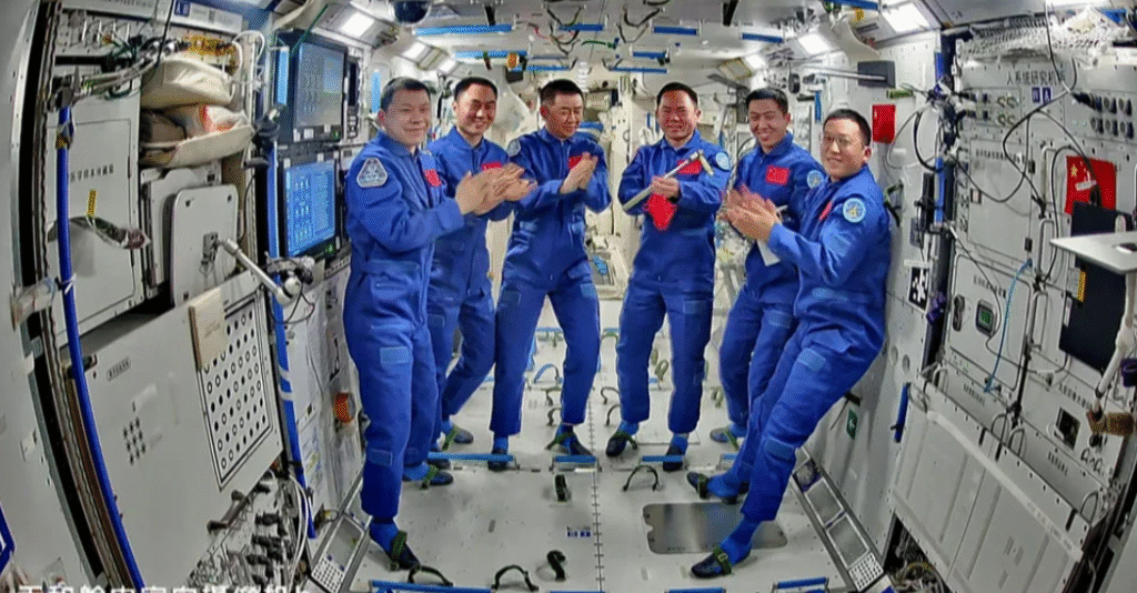 Куриные крылышки на орбите: китайские астронавты впервые приготовили мясо в невесомости