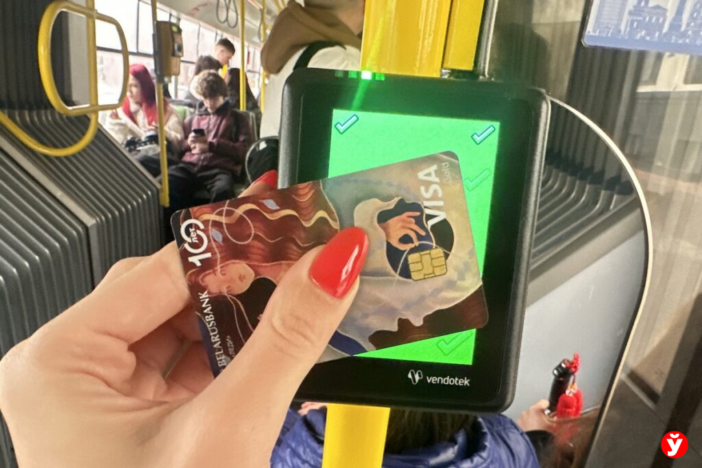 В автобусах уже платим картой, а что с маршрутками? Выяснили, где безнал не работает