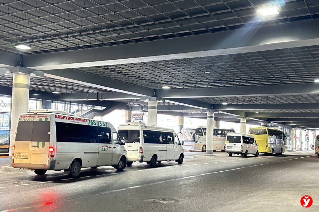 Почему белорусы пока не готовы к безналу в маршрутках и держат наличку при себе