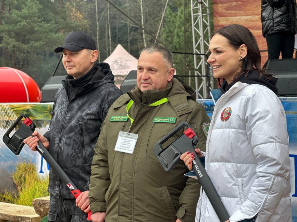 Алексею Кушнаренко и Наталье Эйсмонт на чемпионате по колке дров подарили топоры