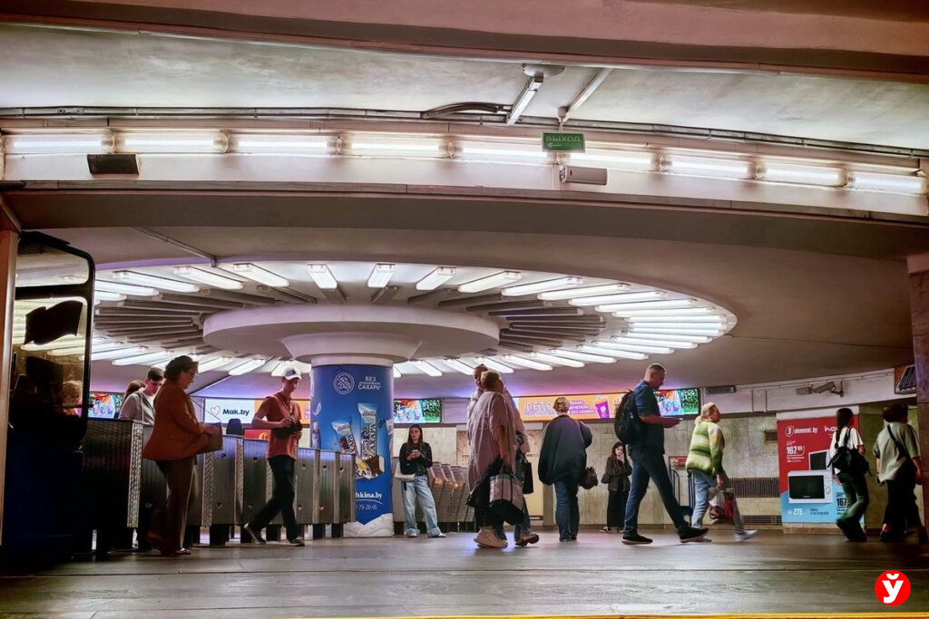 На станции метро «Купаловская» пассажир застрял в движущемся эскалаторе