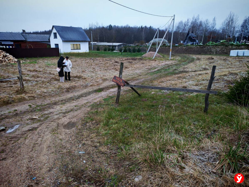 Жительница Логойского района боится потерять проезд к дому: разбирался губернатор