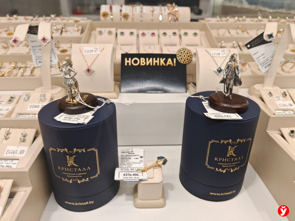 От магнитика до серебряного коня: обзор самых бюджетных и дорогих подарков с символом 2026 года