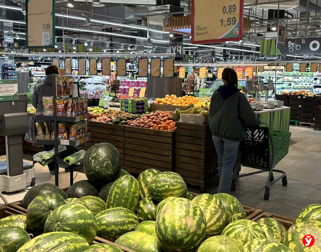 Муха на полке и просрочка на прилавке: блогеры нашли нарушения в минских магазинах