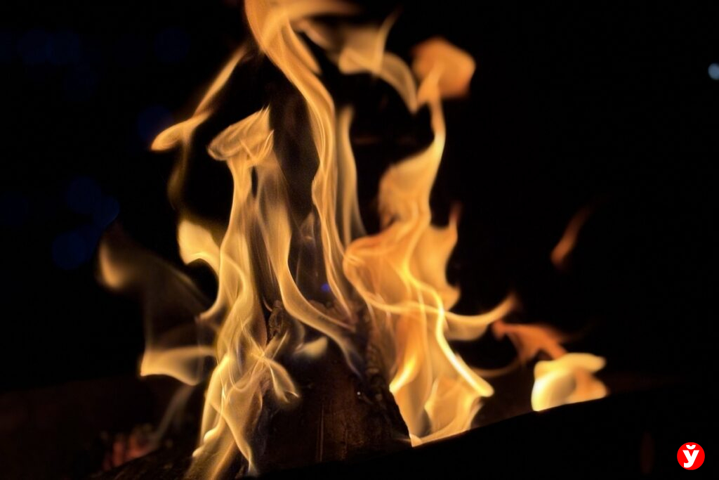 Борисовчанин получил ожоги, пытаясь потушить пожар в своем доме