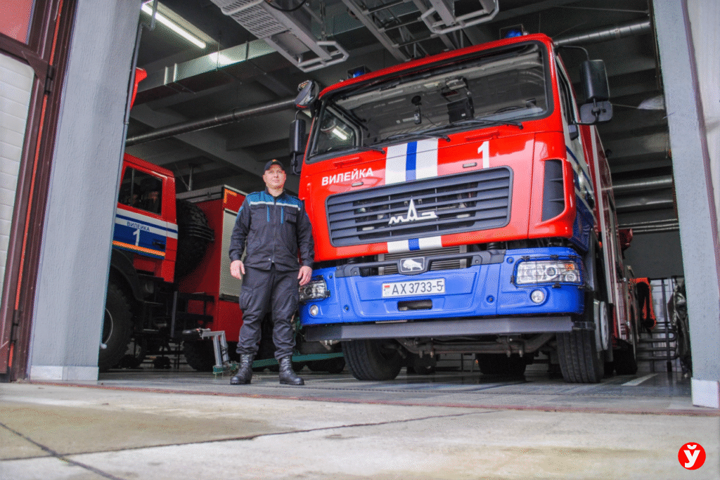 История спасателя из Вилейки, который и в горящую избу войдет, и фокус покажет