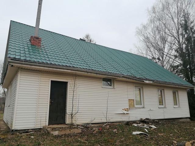 В Логойском районе продают гостиничный домик с баней и водоемом без аукциона