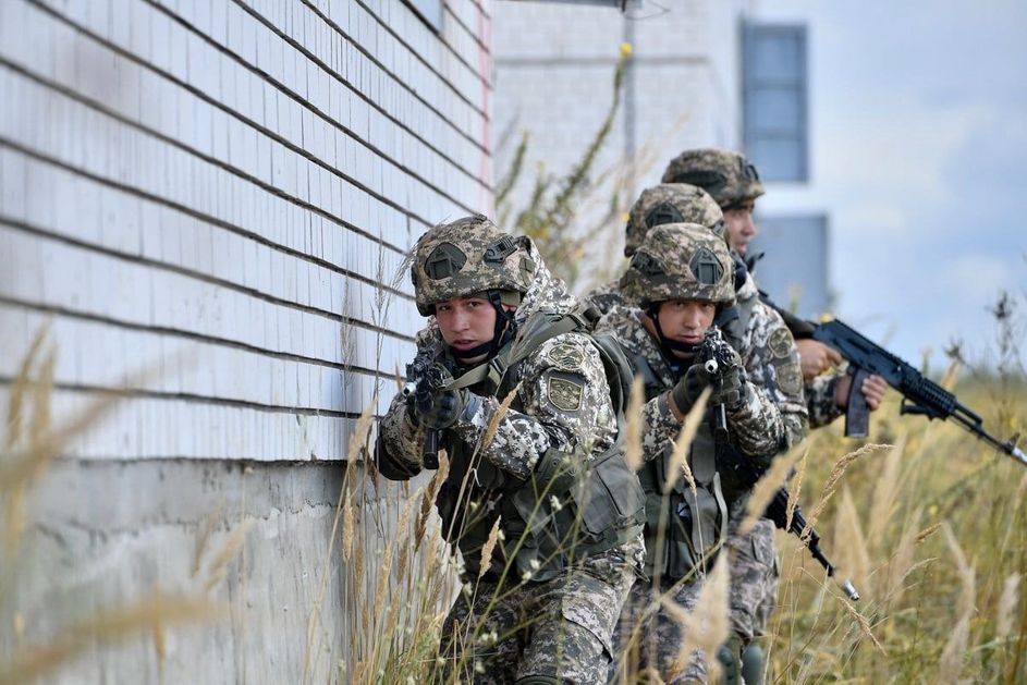 «Брутальные» задержания и теплые сердца: кто они, белорусские правоохранители