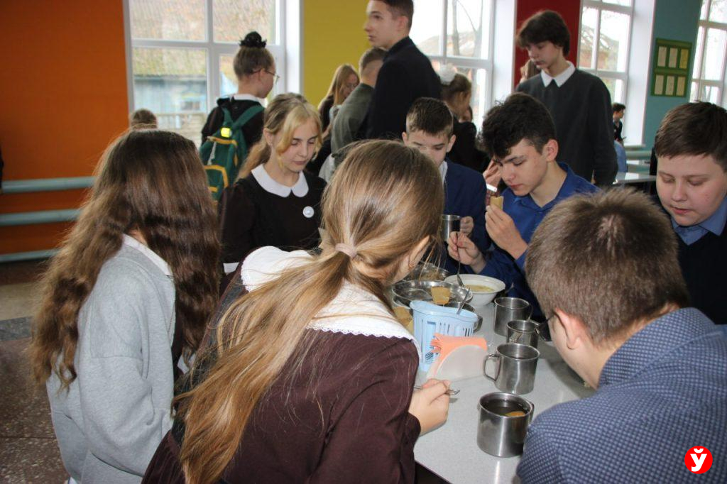 В одной из школ Беларуси тестируют шведский стол — что дают на обед