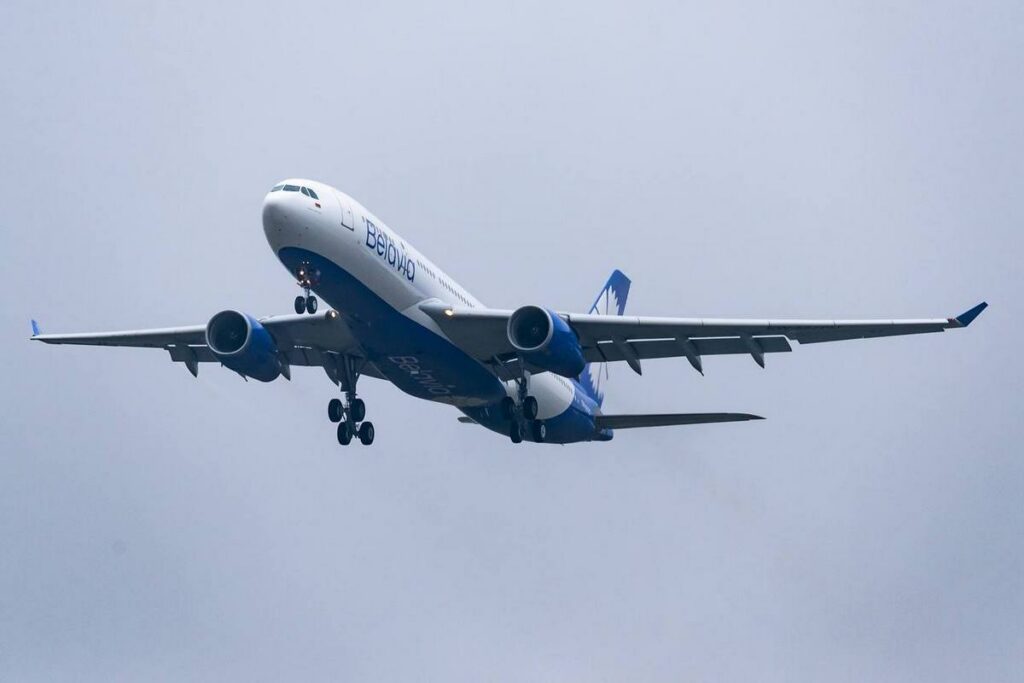 Лукашенко: в этом году впервые в истории независимой Беларуси выпустят пилотов гражданской авиации