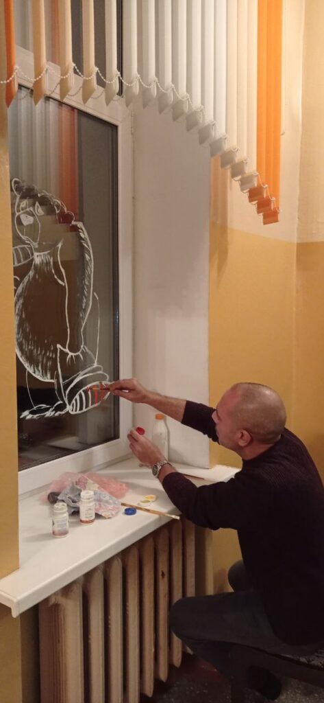 расписывает окна