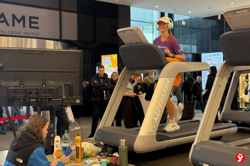 Белоруска бежит 24 часа в минском ТЦ — зачем?