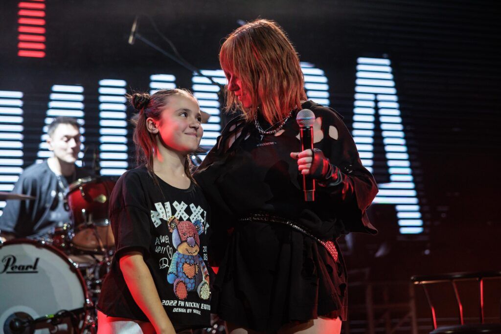 9-летняя барабанщица из Смолевичского района выступила на сцене с Юлией Савичевой