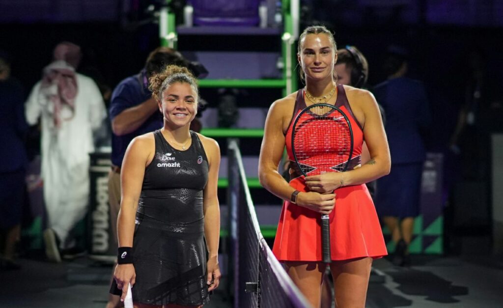 Соболенко разгромила Паолини в стартовом матче Итогового турнира года