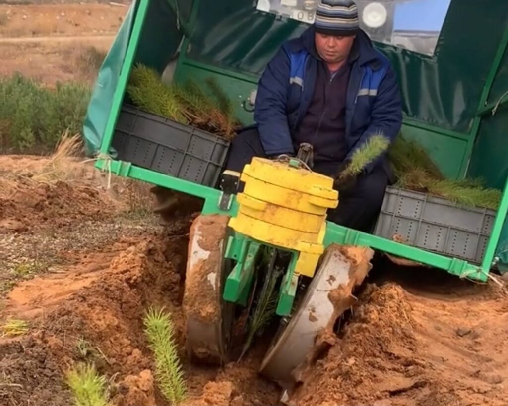Сажает деревья за минуты  — видеообзор чудо-машины