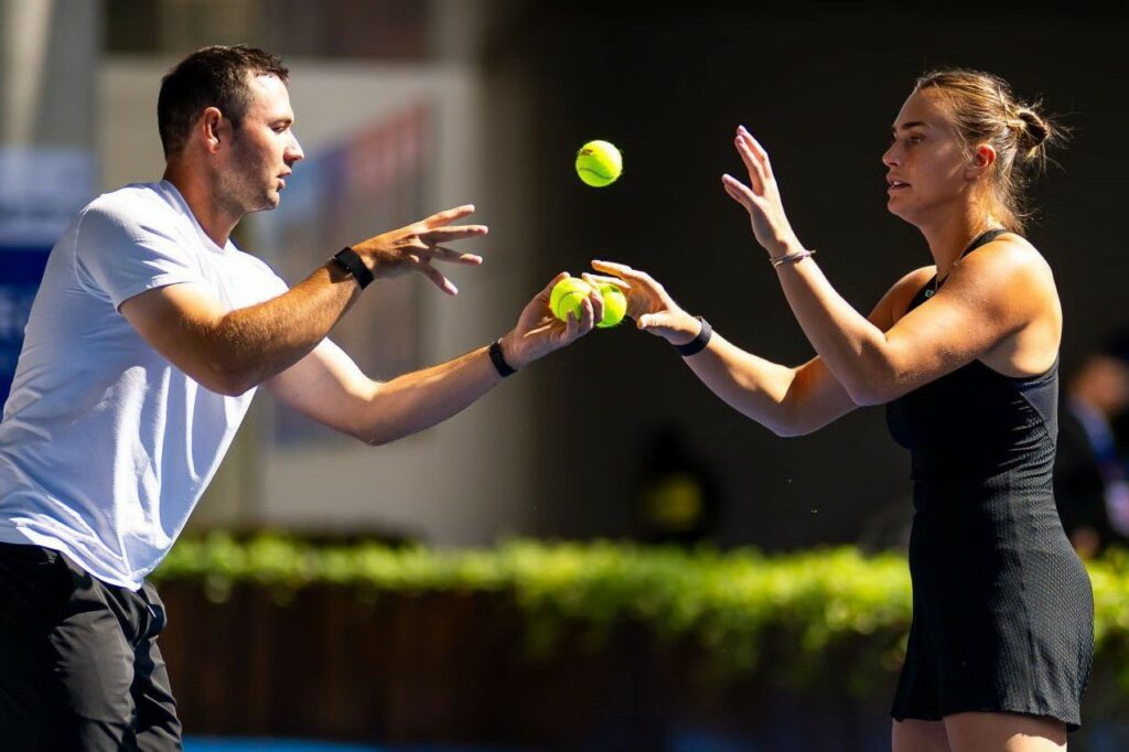 Соболенко поругалась с тренером, а тот ушел прямо с матча против Пегулы