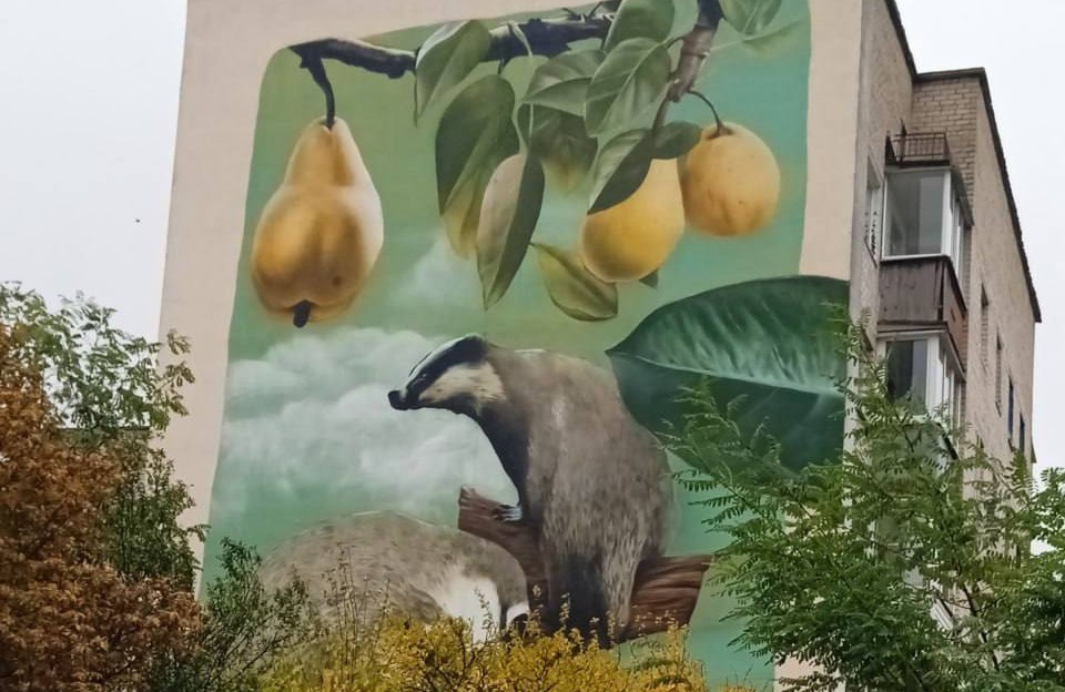 Города Минской области украсили муралы с изображениями животных и растений