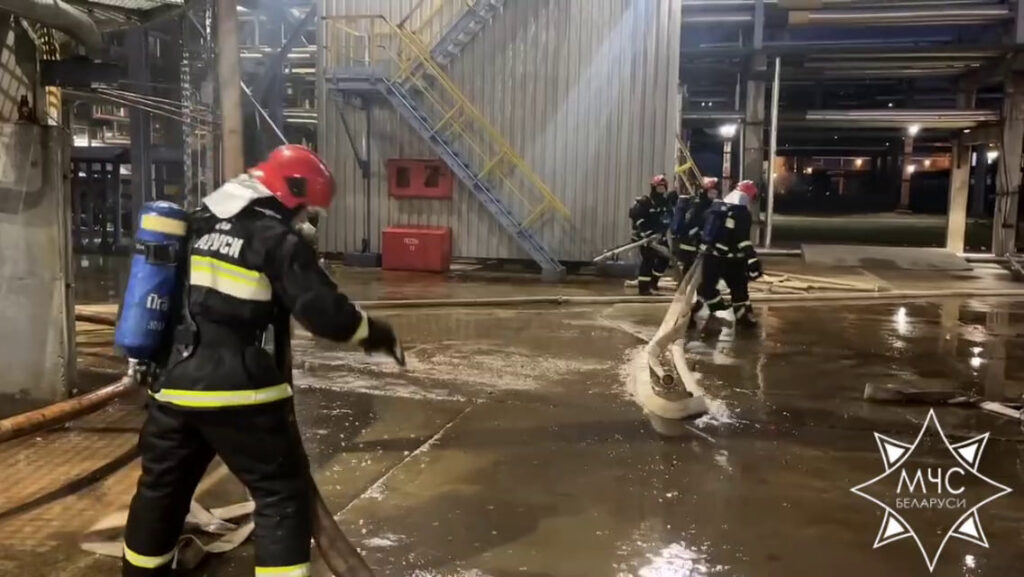 На «Нафтане» после пожара проверяют качество воздуха