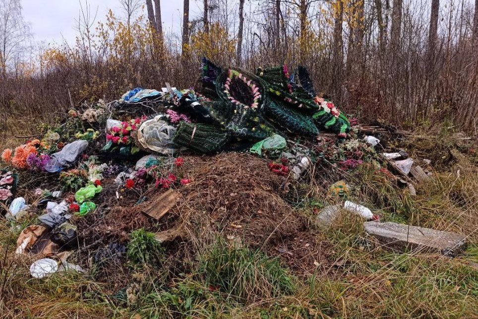 Мусор у кладбища на окраине Борисовского района скоро исчезнет — службы назвали дату уборки