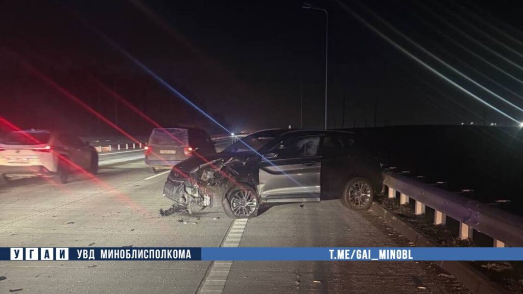 Авария под Минском: Belgee на скорости протаранил стоящий Peugeot