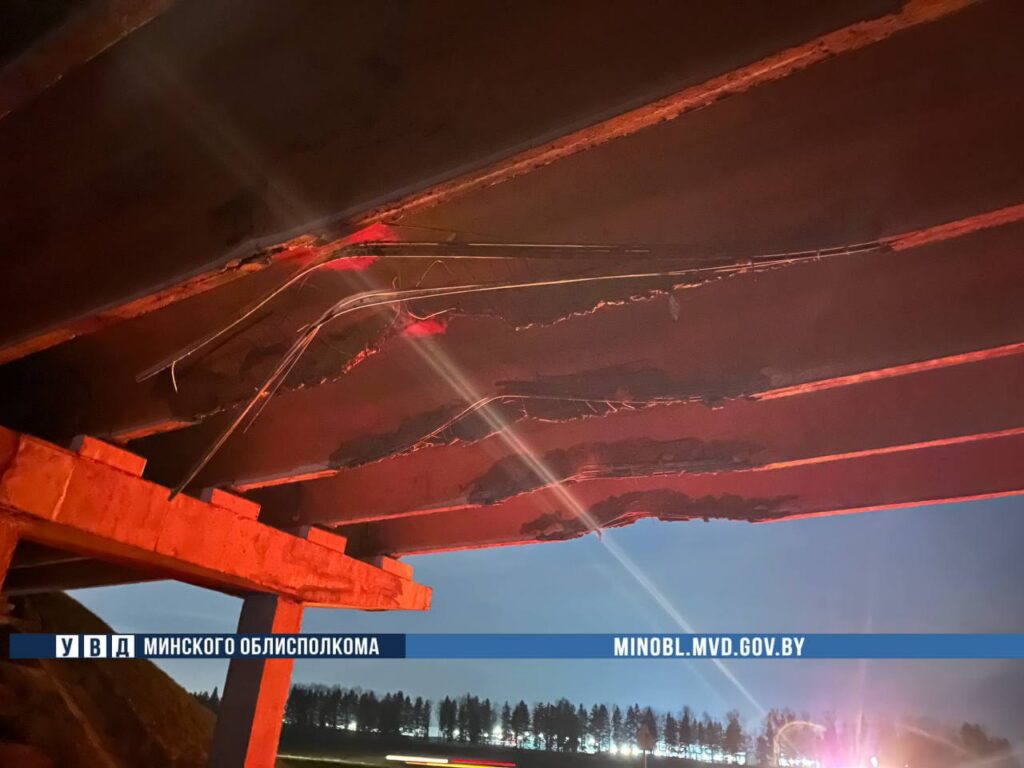 Движение по М-6 в сторону Минска закрыто — автопоезд повредил балки путепровода