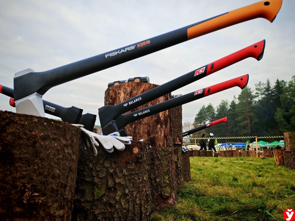 Белорусские журналисты протестируют топоры отечественного производства на берегу озера Вяча