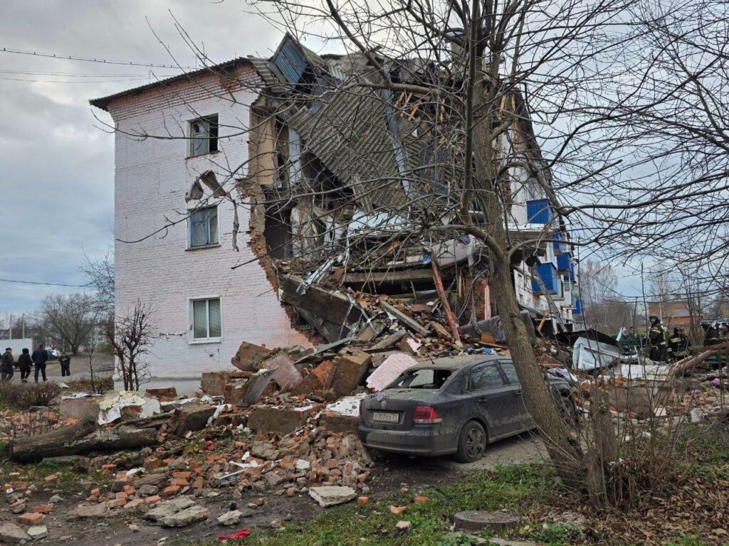 В Тульской области после взрыва газа обрушилась часть подъезда