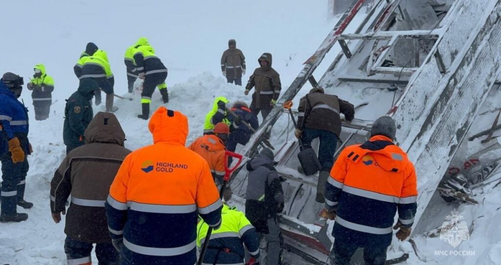 Под снегом всю ночь и живой: работник золотого рудника спасся благодаря воздушному карману