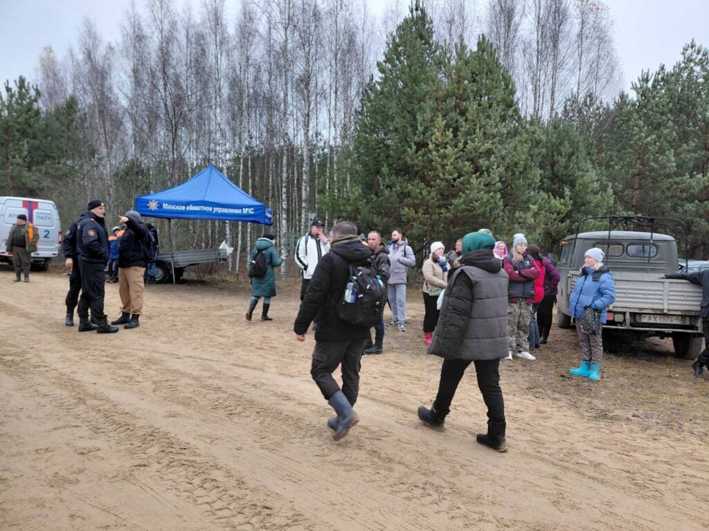 Горячий чай, палатки и сотни рук: как ищут 14-летнего Максима Зеньковича в Березинском районе