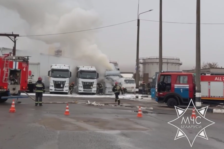 Пожар на территории «Беларуськалия»: два грузовика повреждены, пострадавших нет