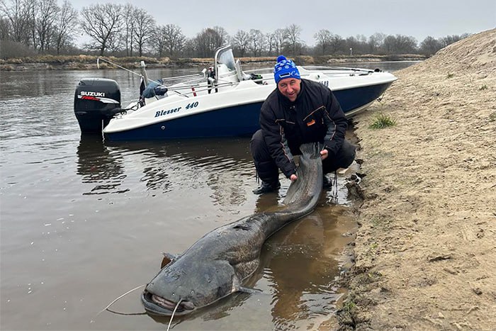 Минчанин вытащил из Припяти сома размером с лодку