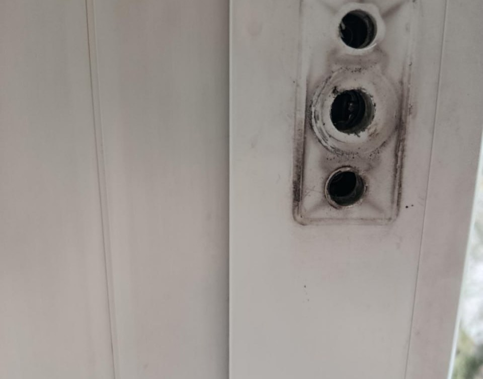 Проверка слухов: действительно ли в школах Вилейки нет ручек на окнах?