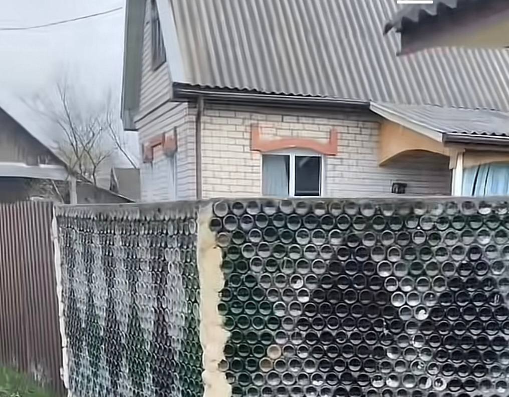 Забор из стеклотары в белорусской деревне удивляет проезжающих возле трассы М5