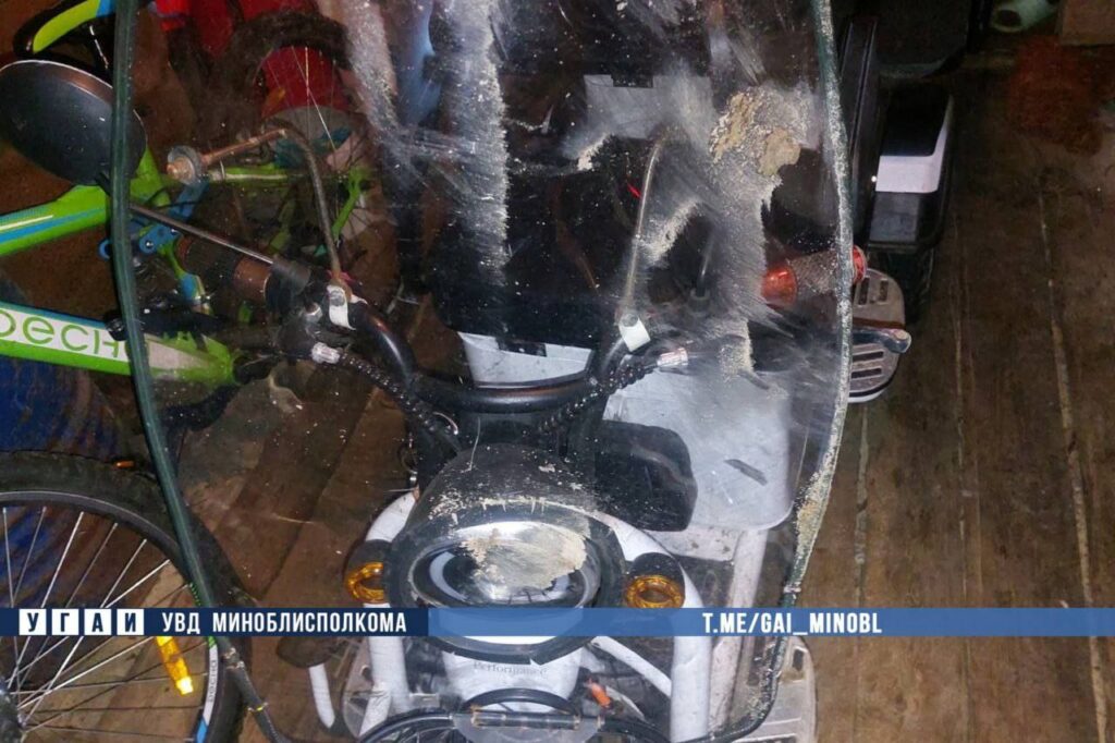 В Солигорском районе пенсионер на электромопее столкнулся с припаркованным авто