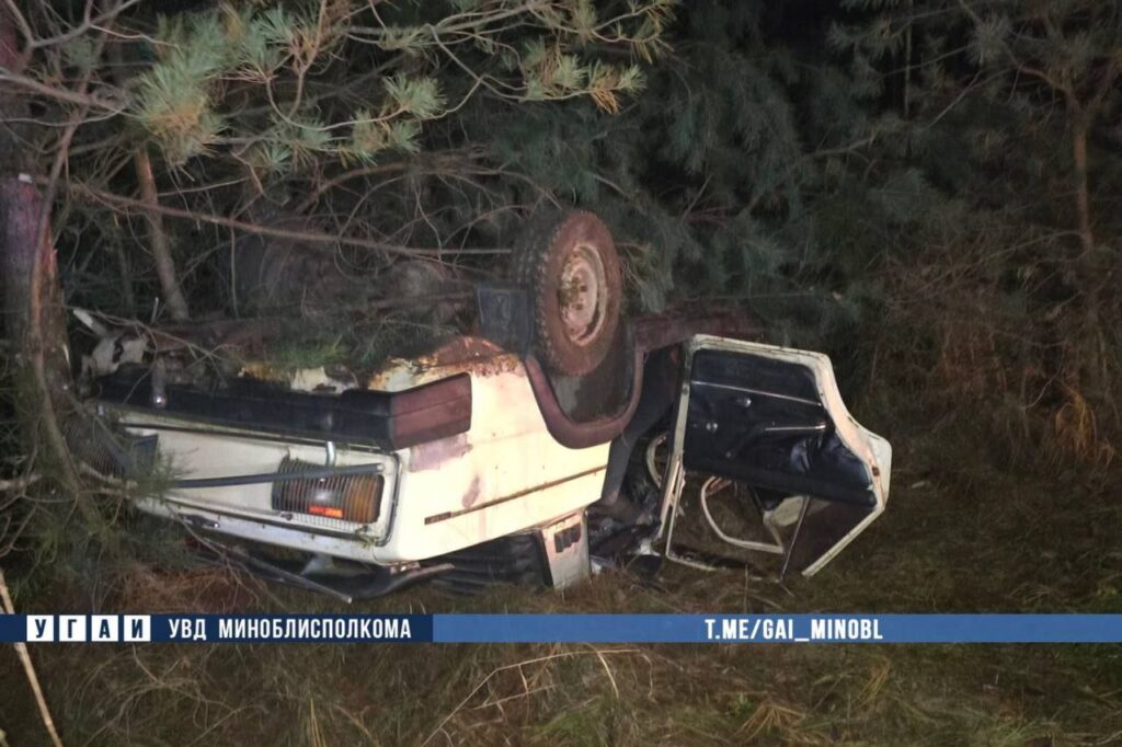 На трассе под Борисовом автомобиль опрокинулся в кювет