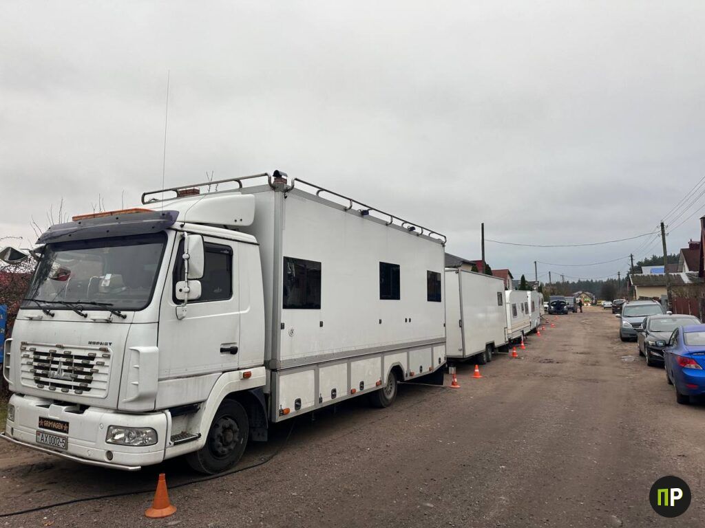 Звезды СТС приехали в деревню под Минском, чтобы снять кино в бане местного жителя