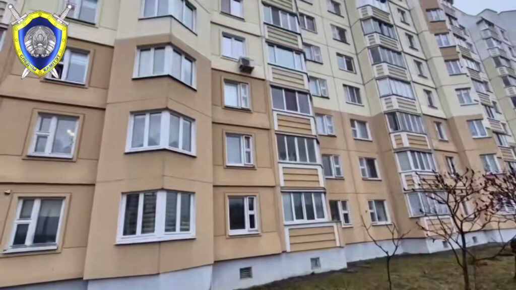 Школьник выпал из окна в Минске и погиб